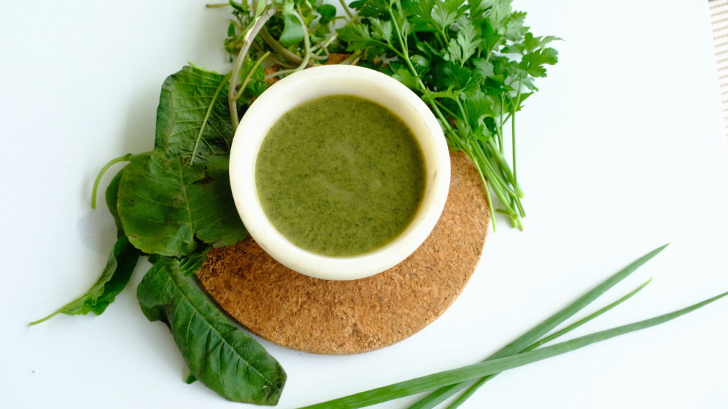 Soupe détox minceur à base de légumes verts et herbes aromatiques variées