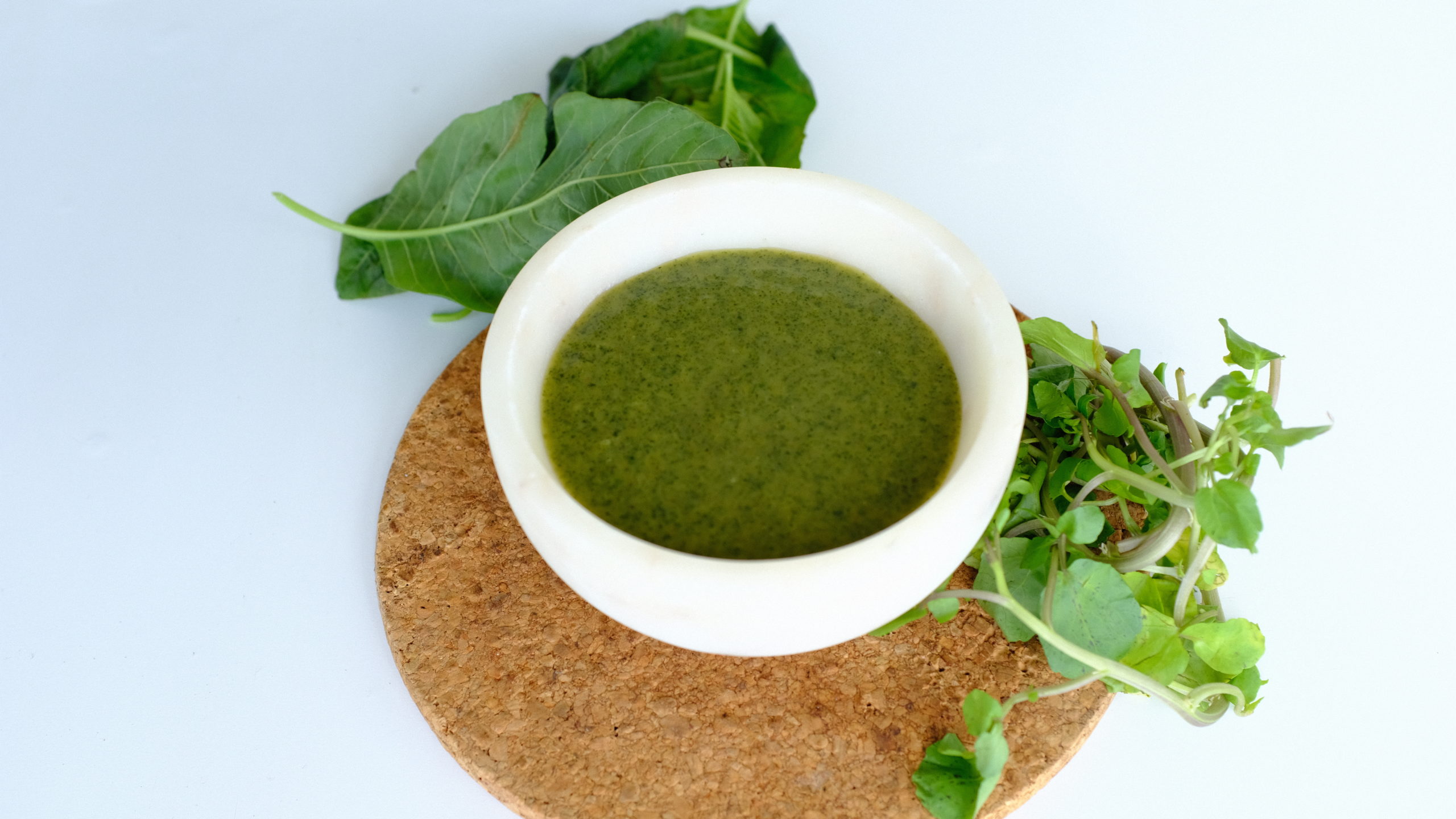 Soupe détox minceur à base de légumes verts et herbes aromatiques variées