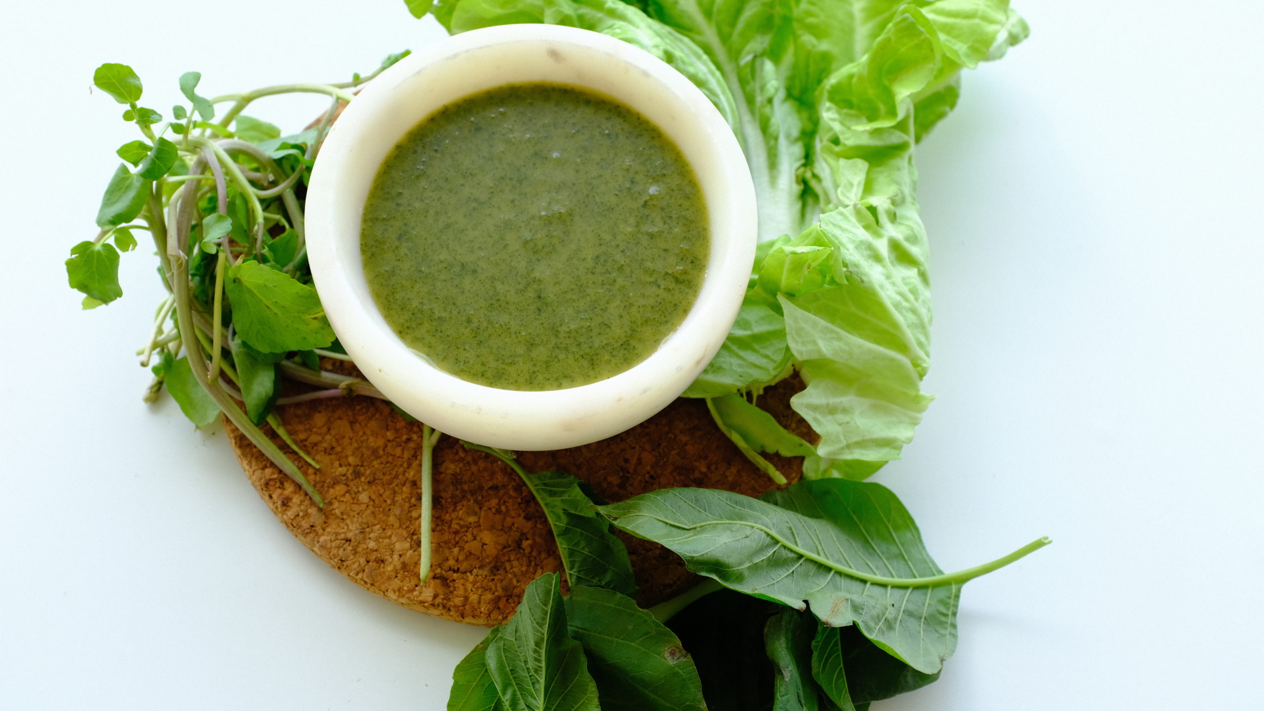 Soupe détox minceur à base de légumes verts et herbes aromatiques variées