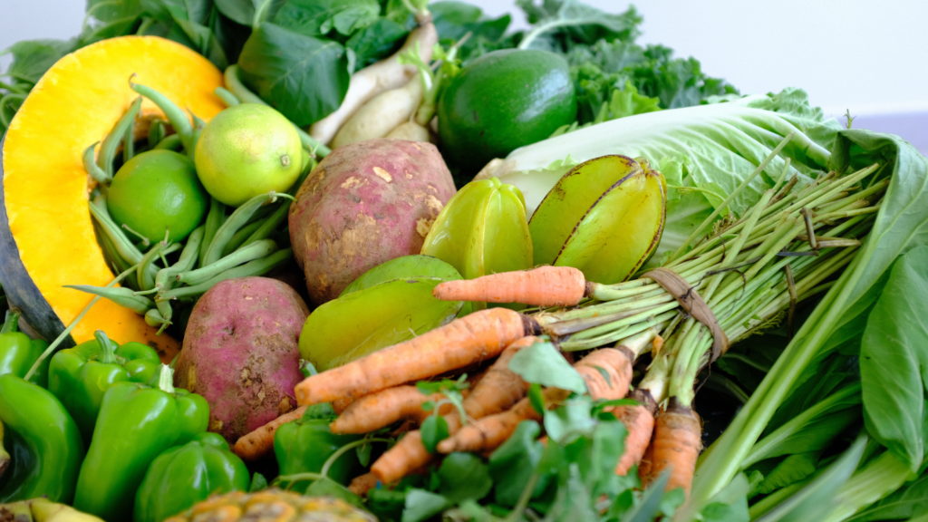 Retour du marché, giraumon, épinards, patates douche, poivrons, choux, carottes, avocats et caramboles