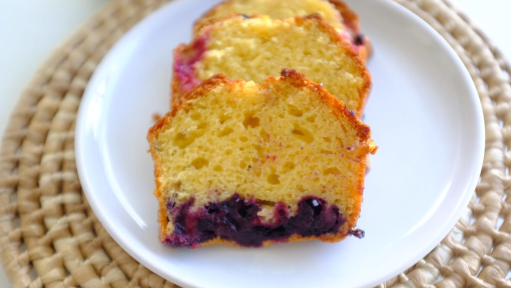 Tranches de gâteau au yaourt moelleux aux fruits rouges
