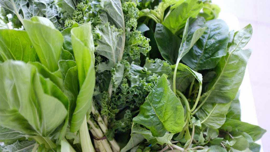 Légumes verts et herbages : blettes, chou kale, épinards, bok choy