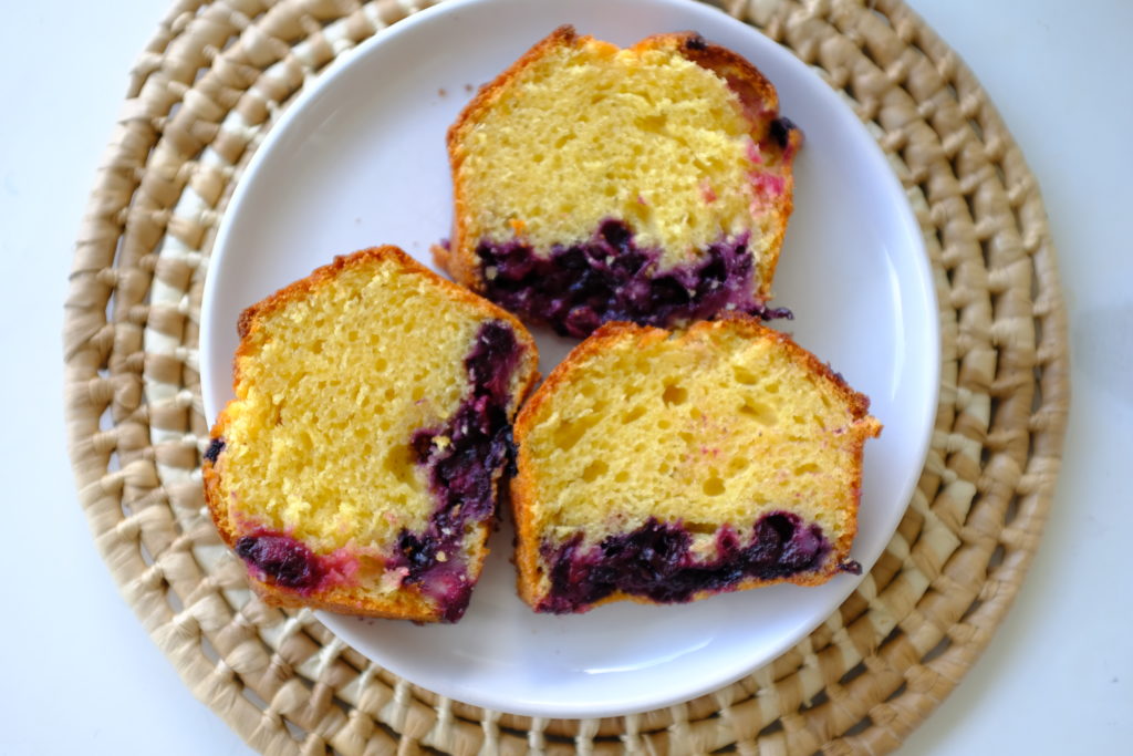 Tranches de gâteau au yaourt aux fruits rouges