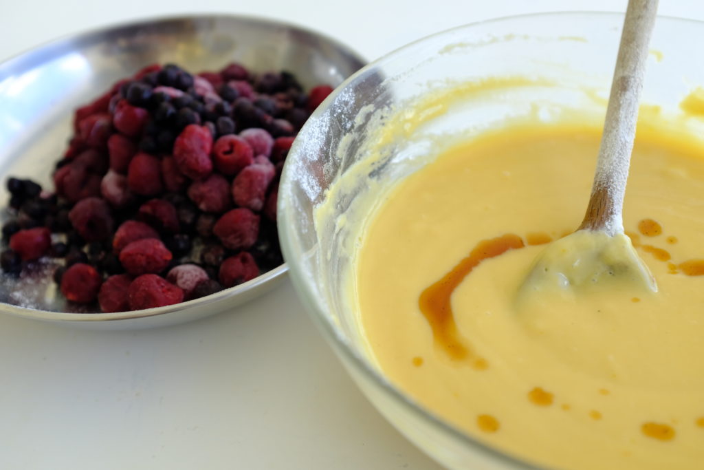Préparation du gâteau au yaourt moelleux aux fruits rouges