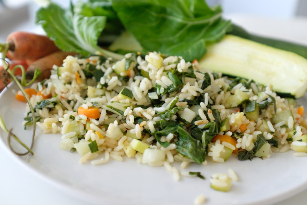 Riz mélangé avec plusieurs légumes: carottes, côte de blettes et navets