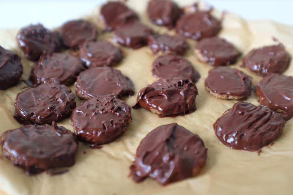 Confection des palets amandes chocolat