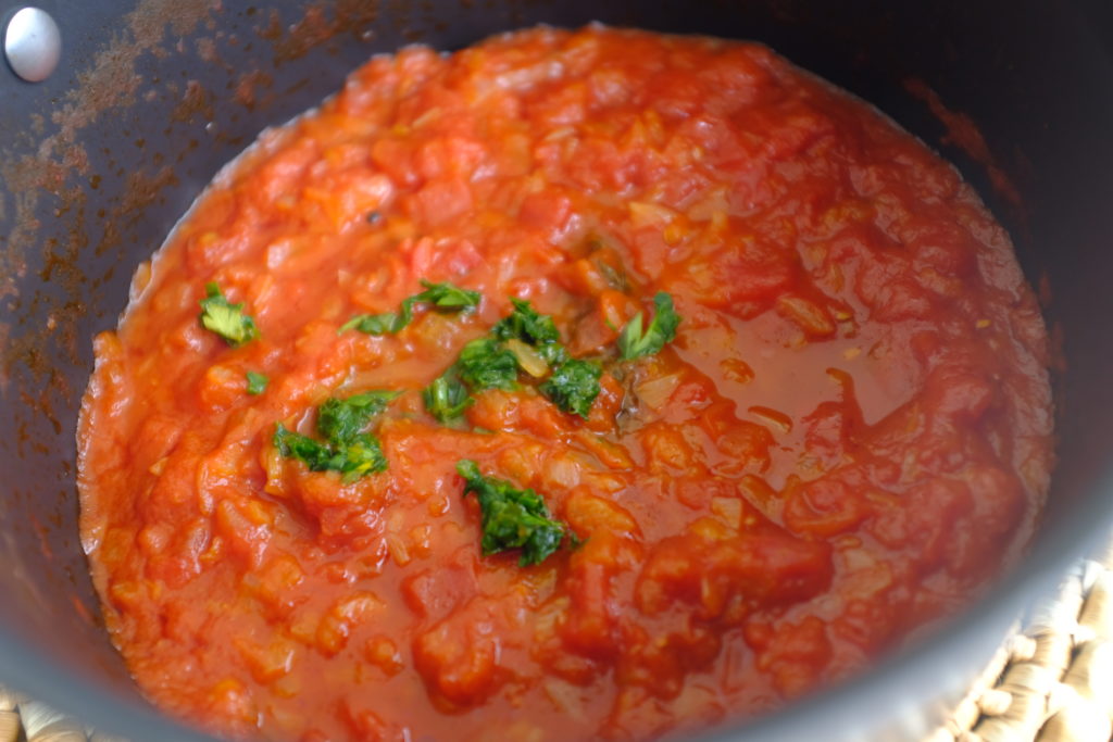 Sauce tomate ultra rapide en préparation