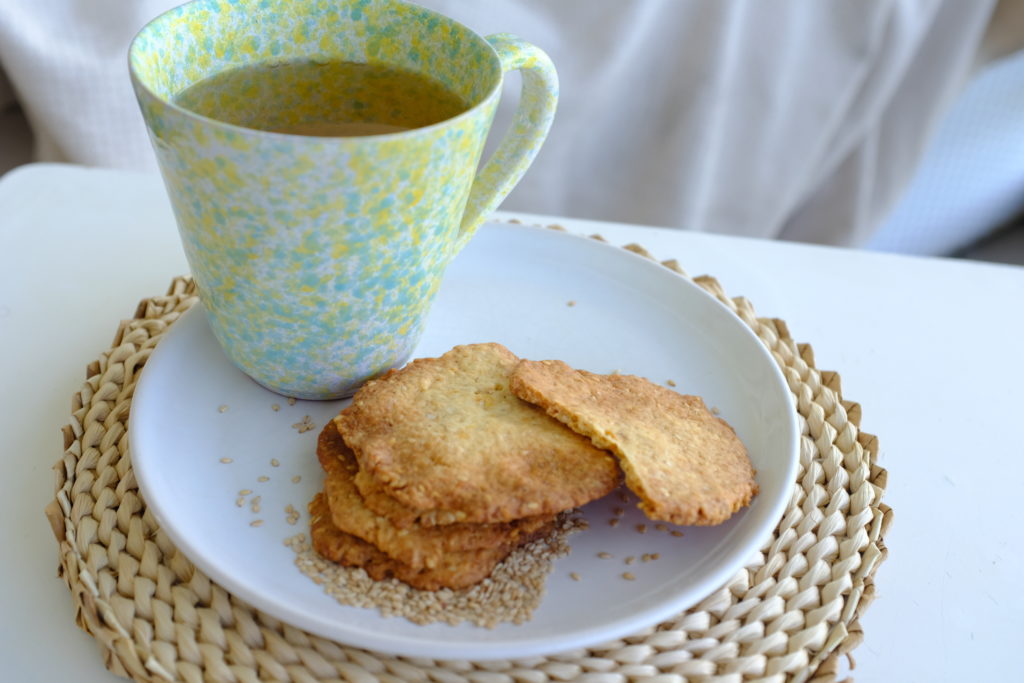Divins sablés au sésame accompagnés d'une bonne tasse de thé