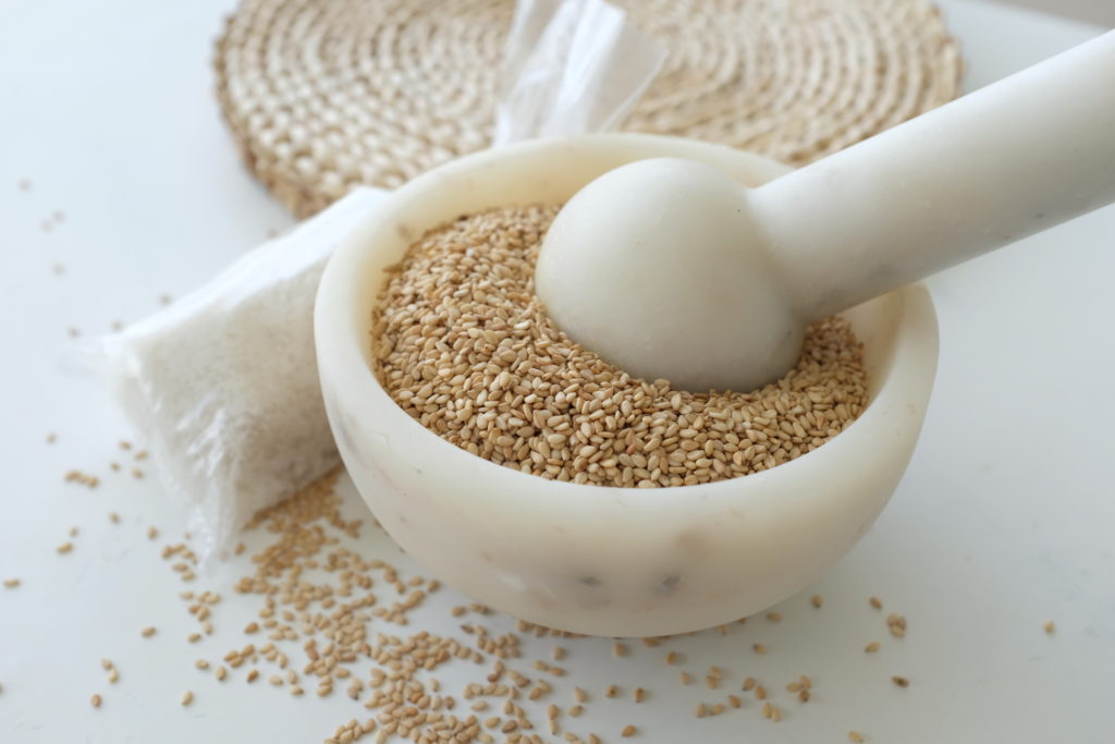 Graines de sésame à piler au mortier