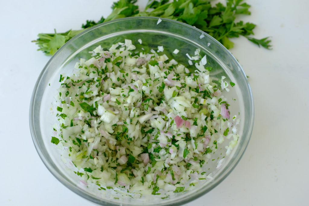 Préparation de la sauce magique aux oignons