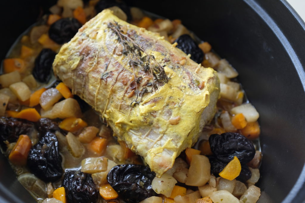 Rôti de porc aux pruneaux en cocotte