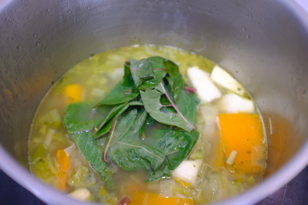Soupe de légumes en cours de préparation avec peu d'eau de cuisson