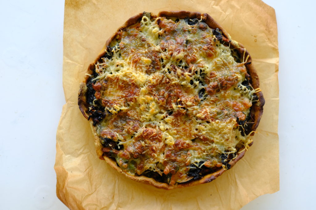 Tarte aux légumes sortant du four