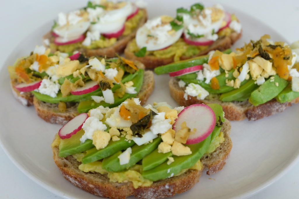 Tartines d'avocado toast colorées