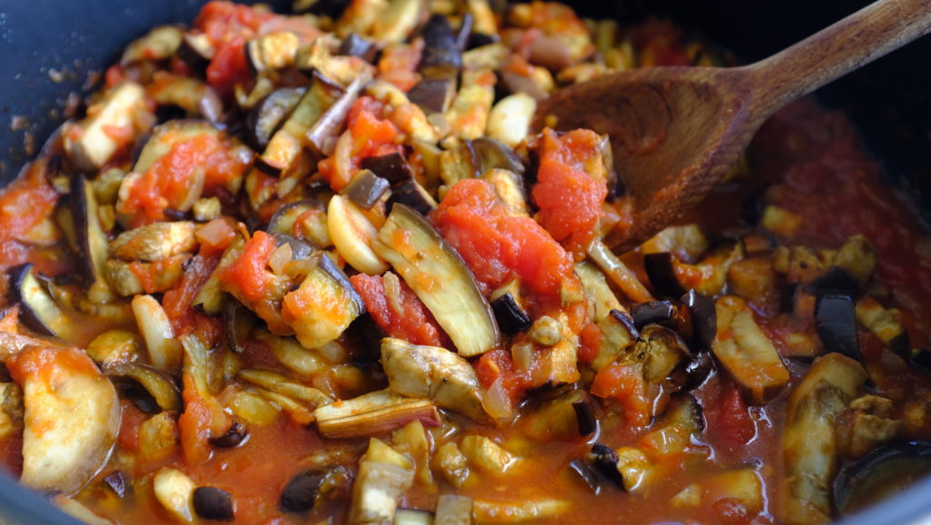 Cuisson de la sauce tomates et aubergines façon zaalouk
