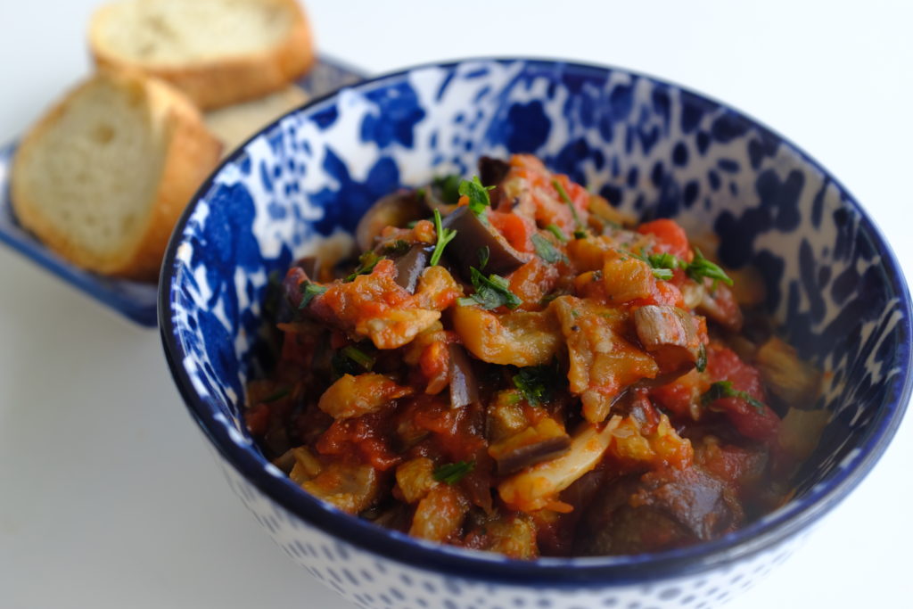 Sauce tomates et aubergines servie en entrée froide