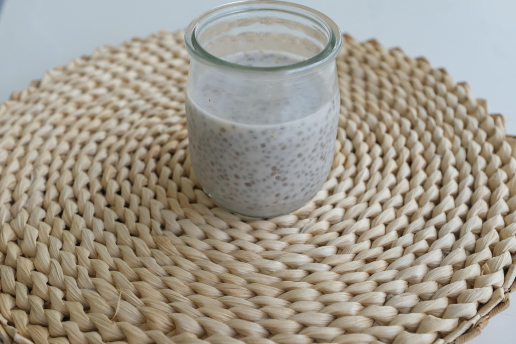 Pudding de graines de chia après avoir reposé une nuit au frigo