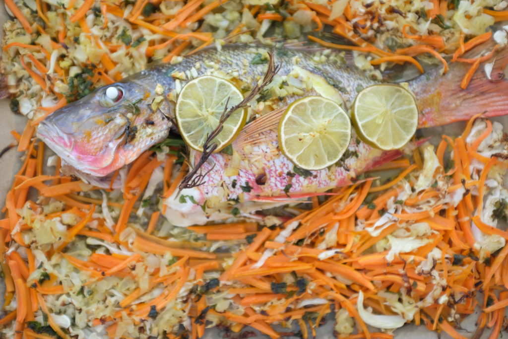 Poisson grillé à la sortie du four