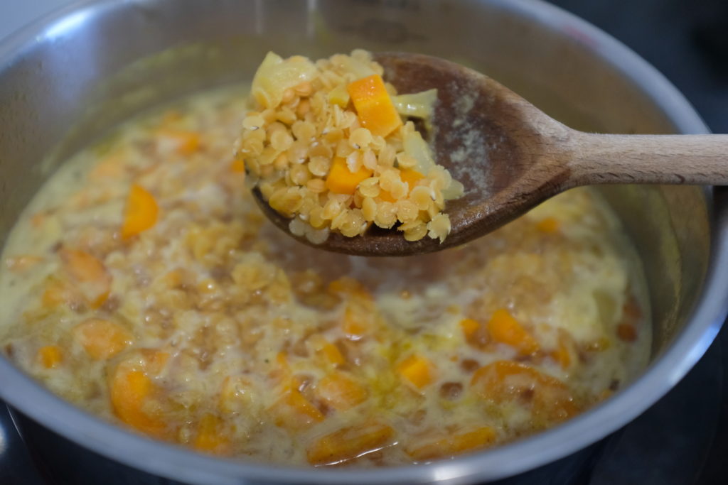 Cuisson de la soupe de lentilles corail au lait de coco
