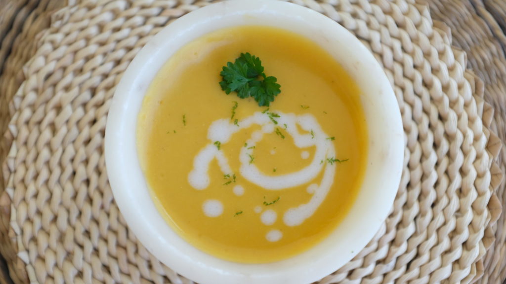 Soupe de lentilles corail au lait de coco servie dans un bol
