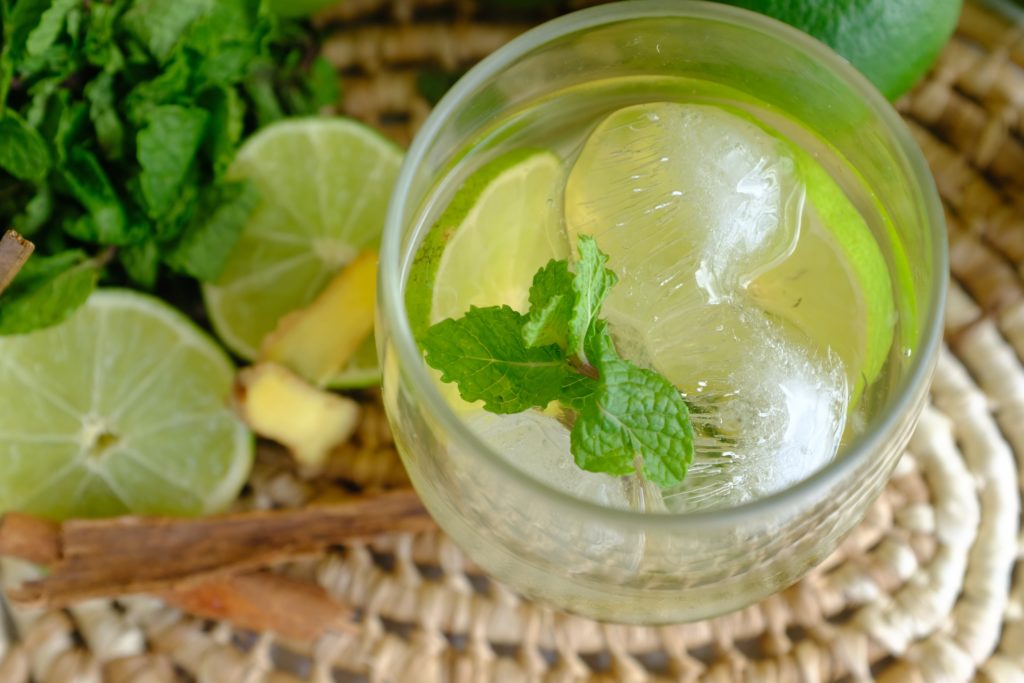 Thé glacé menthe gingembre